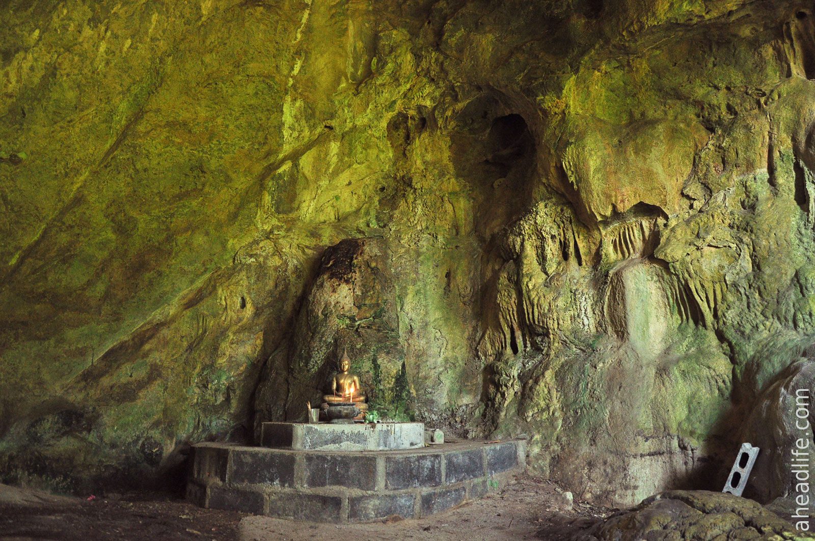 Первая пещера Khao Krot со статей Будды