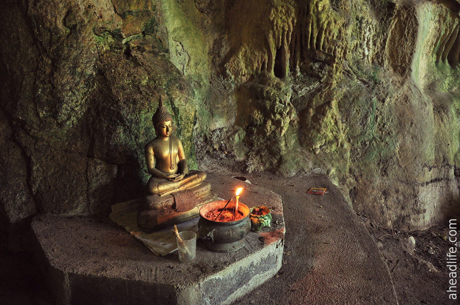 Первая пещера Khao Krot со статей Будды