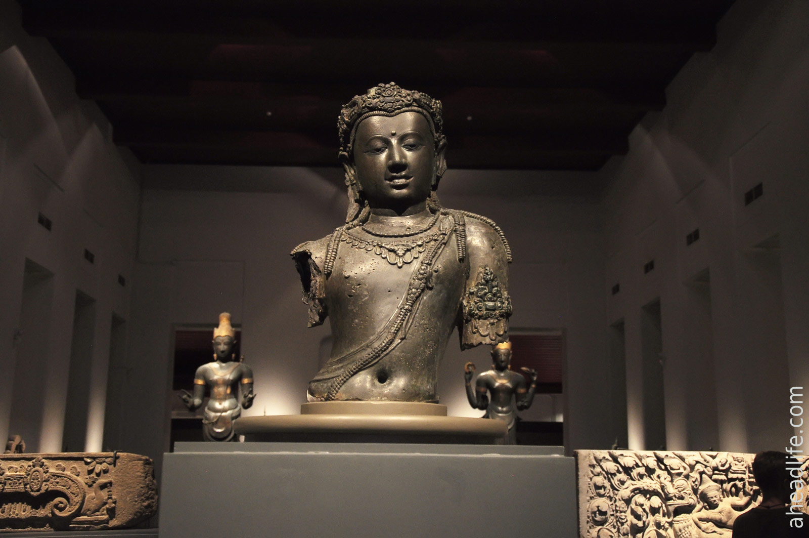 Авалокитешвара (Wat Wiang, Чайя, 9 век)