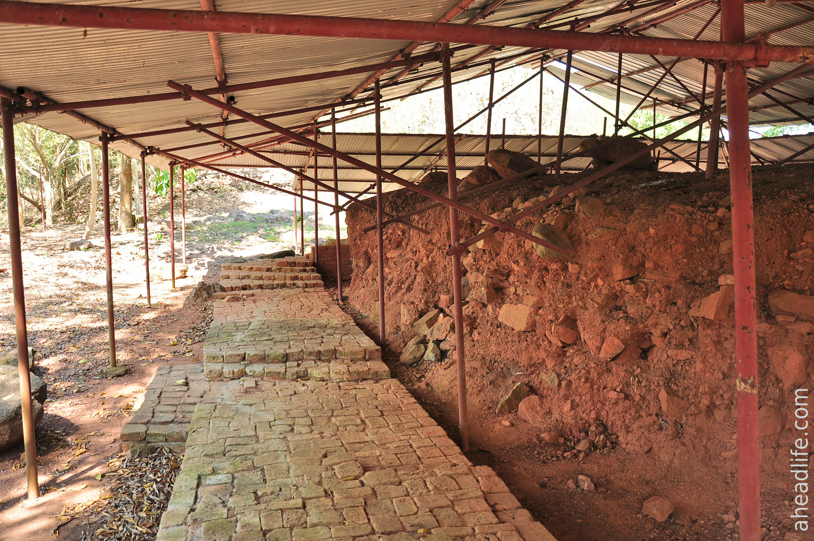 Раскопки и реконструкция на Холме Шри Виджаи