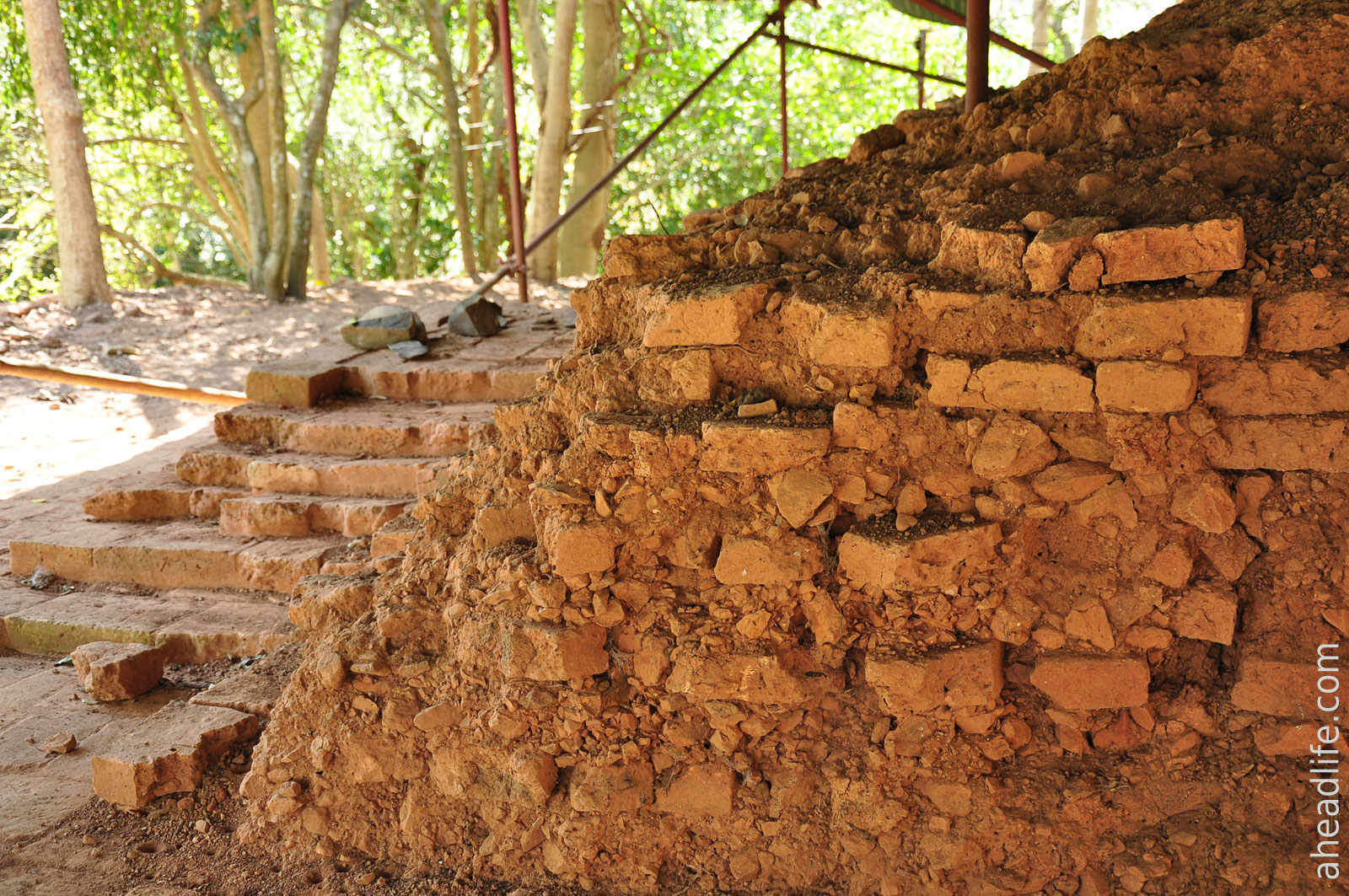 Раскопки и реконструкция на Холме Шри Виджаи