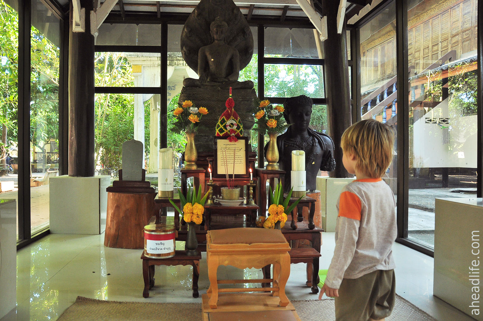 Статуя Будды и Авалокитешвары в Ват Вианг (Wat Wiang)