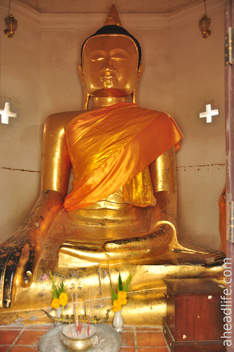Статуя Будды в ступе Wat Phra Borommathat