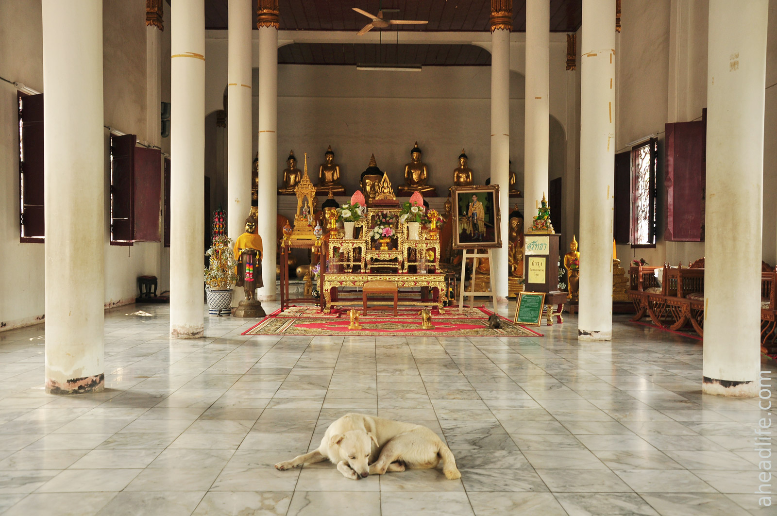 Внутри Wat Phra Borommathat