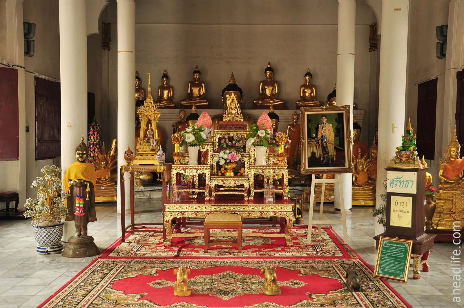 Алтарь Wat Phra Borommathat