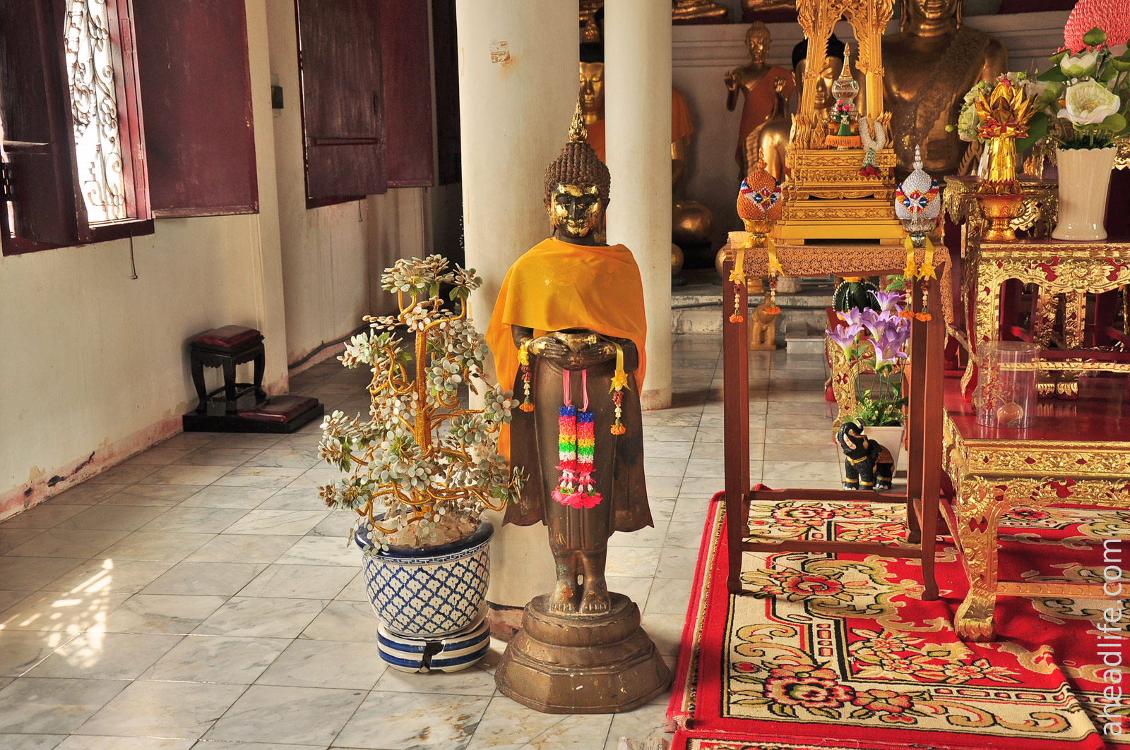 Статуя Будды Wat Phra Borommathat