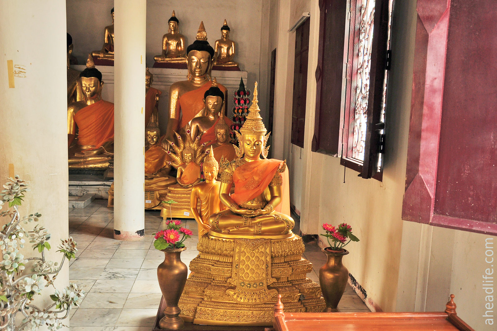 Статуи Будды Wat Phra Borommathat