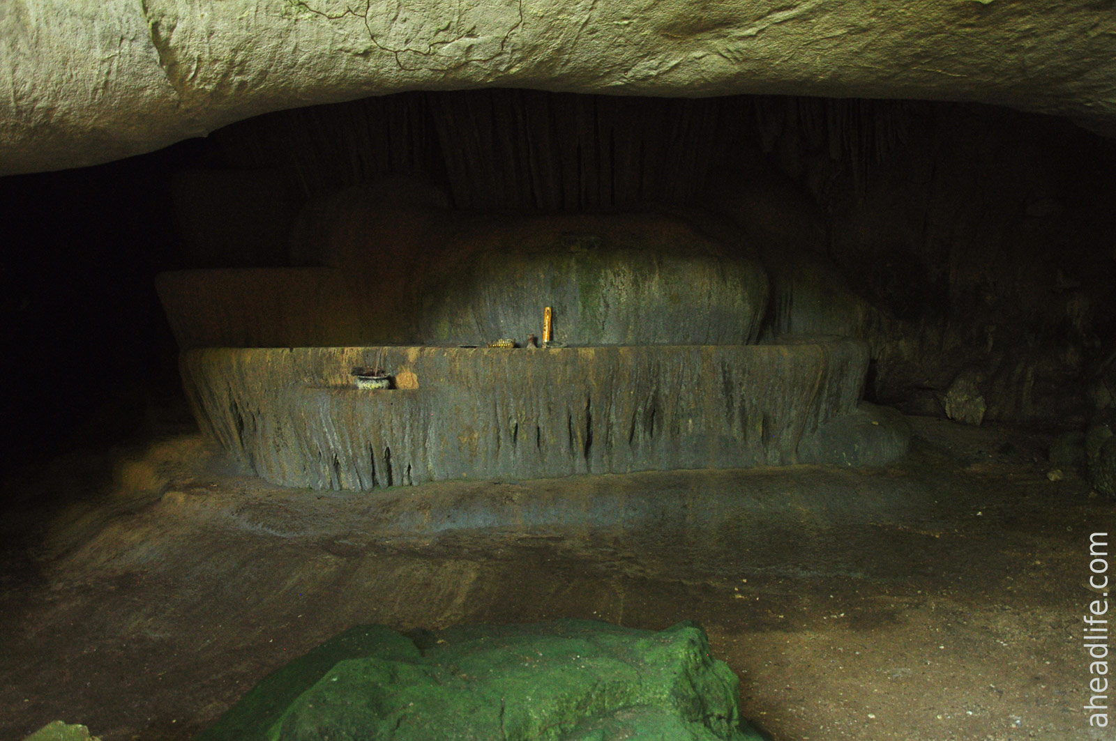 Каменный фонтан в пещере Khao Krot