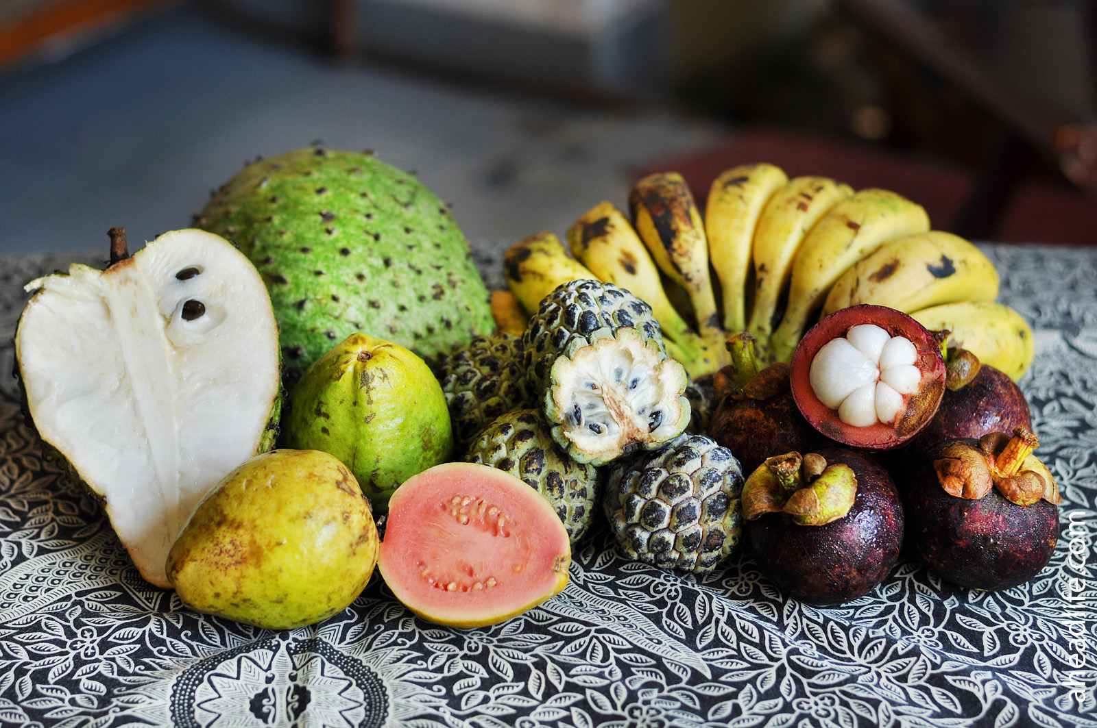 Почему фрукт назвали фруктом. Фрукты Тайланда. Тропические фрукты Тайланда. Папайя рамбутан маракуйя. Экзотические фрукты Тайланда папайя.