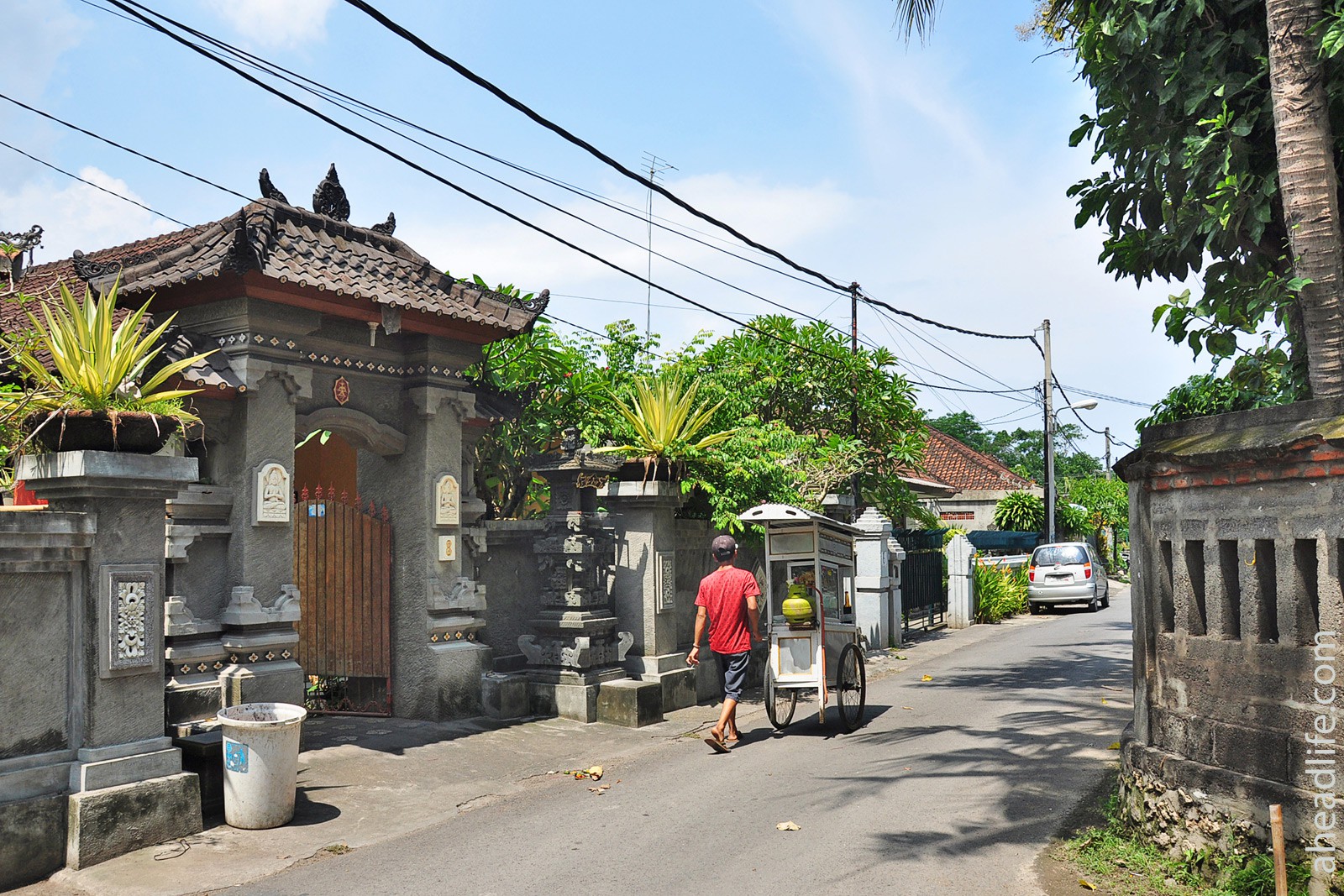 Улица района Санур, Бали