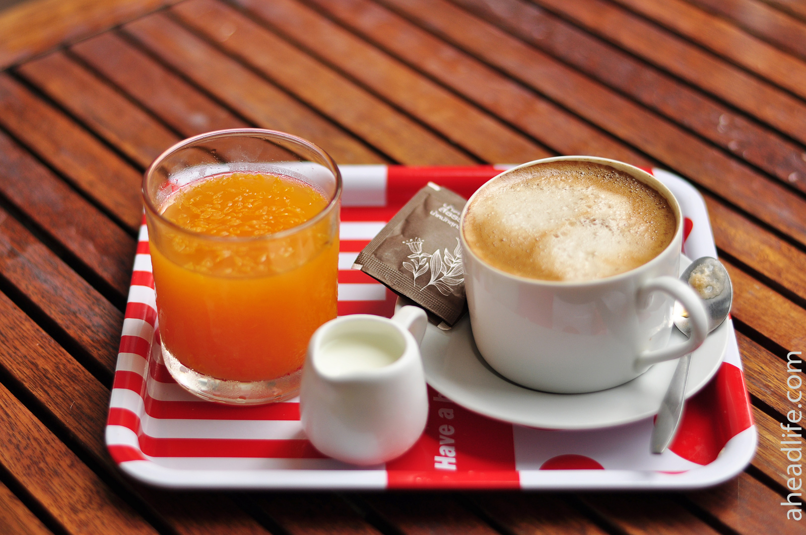 Вода соки кофе. Напитки чай кофе. Чай кофе сок. Кофе с апельсиновым соком. Напитки кофе соки.