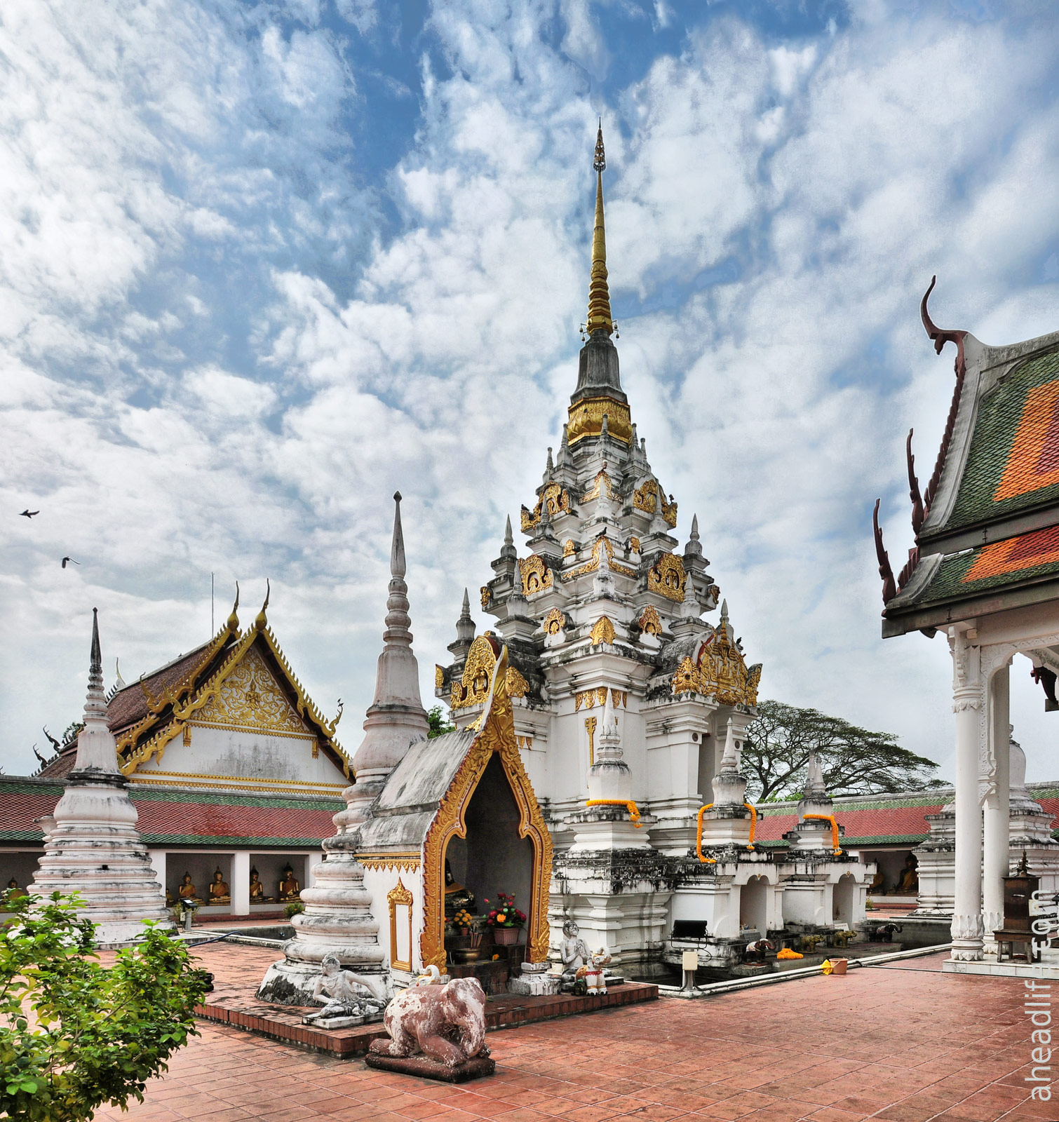 Ступа в стиле Шри Виджаи Wat Phra Borommathat