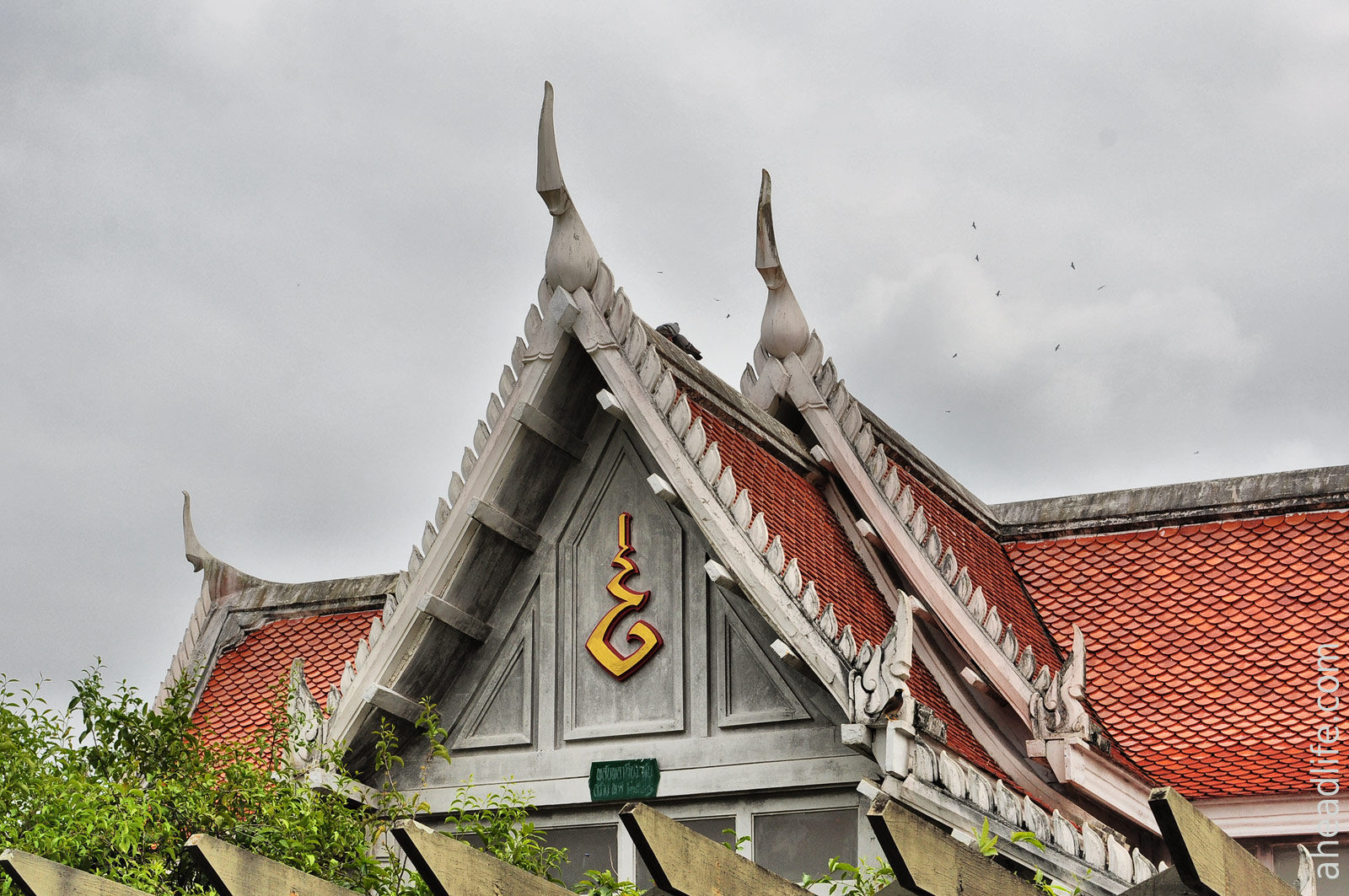 Крыша храма Wat Phra Borommathat